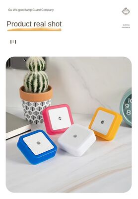 Lampu malam yang lucu dengan sensor gerak yang memberikan cahaya lembut