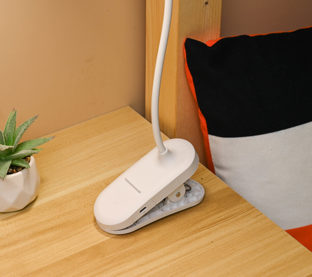 Lampu Meja Kamar Tidur Dengan Tiga Tingkat Kecerahan Untuk Suasana Yang Nyaman