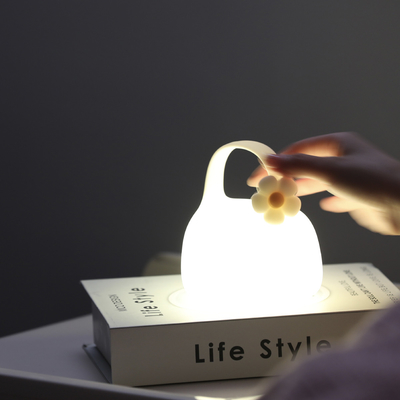 Custom Logo Portable Clapping Touch Control LED Lampu Malam Desain Baru Hadiah Ulang Tahun Kamar Tidur Silikon Atmosfer USB Isi ulang