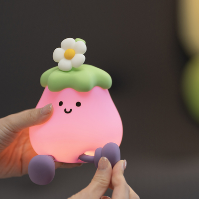 Pabrik Grosir Kartun Lembut Silikon LED Lampu Malam Cute Kecil Terong Lampu Tempat Tidur Portable USB Isi ulang Lampu Malam Kamar Tidur
