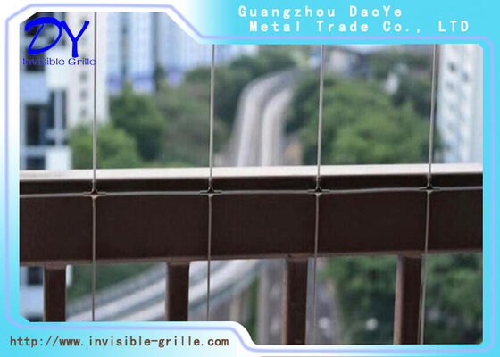 Invisible Safety Grill penghalang keamanan tak terlihat yang dirancang untuk melindungi anak-anak dan hewan peliharaan secara efektif sambil menjaga integritas estetika