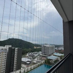 Balkon Invisible Grille solusi keamanan mesh transparan menggabungkan daya tahan dan daya tarik estetika untuk bangunan modern