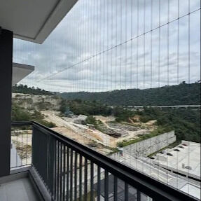 Balkon Invisible Grille solusi keamanan mesh transparan menggabungkan daya tahan dan daya tarik estetika untuk bangunan modern