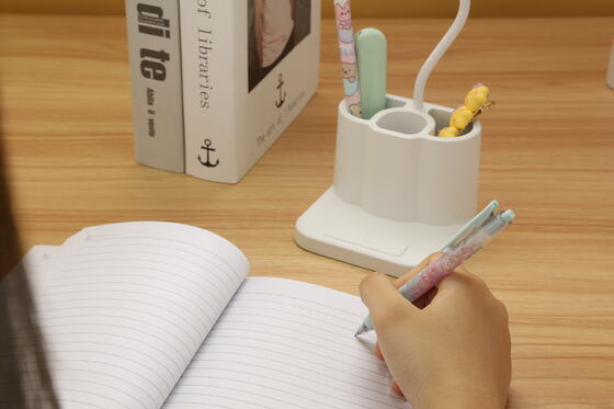 Lampu Meja LED Ruangan Belajar Dirancang untuk Meningkatkan Suasana Kamar Tidur Menawarkan Bangunan dan Pencahayaan yang awet dengan Kemasan Kompak