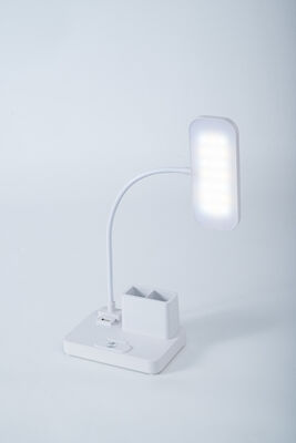 Lampu meja yang dapat diisi ulang yang menawarkan port pengisian USB dan tiga tingkat kecerahan untuk pencahayaan ruang kerja