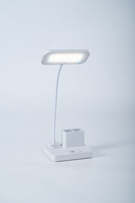 Lampu meja yang dapat diisi ulang yang menawarkan port pengisian USB dan tiga tingkat kecerahan untuk pencahayaan ruang kerja
